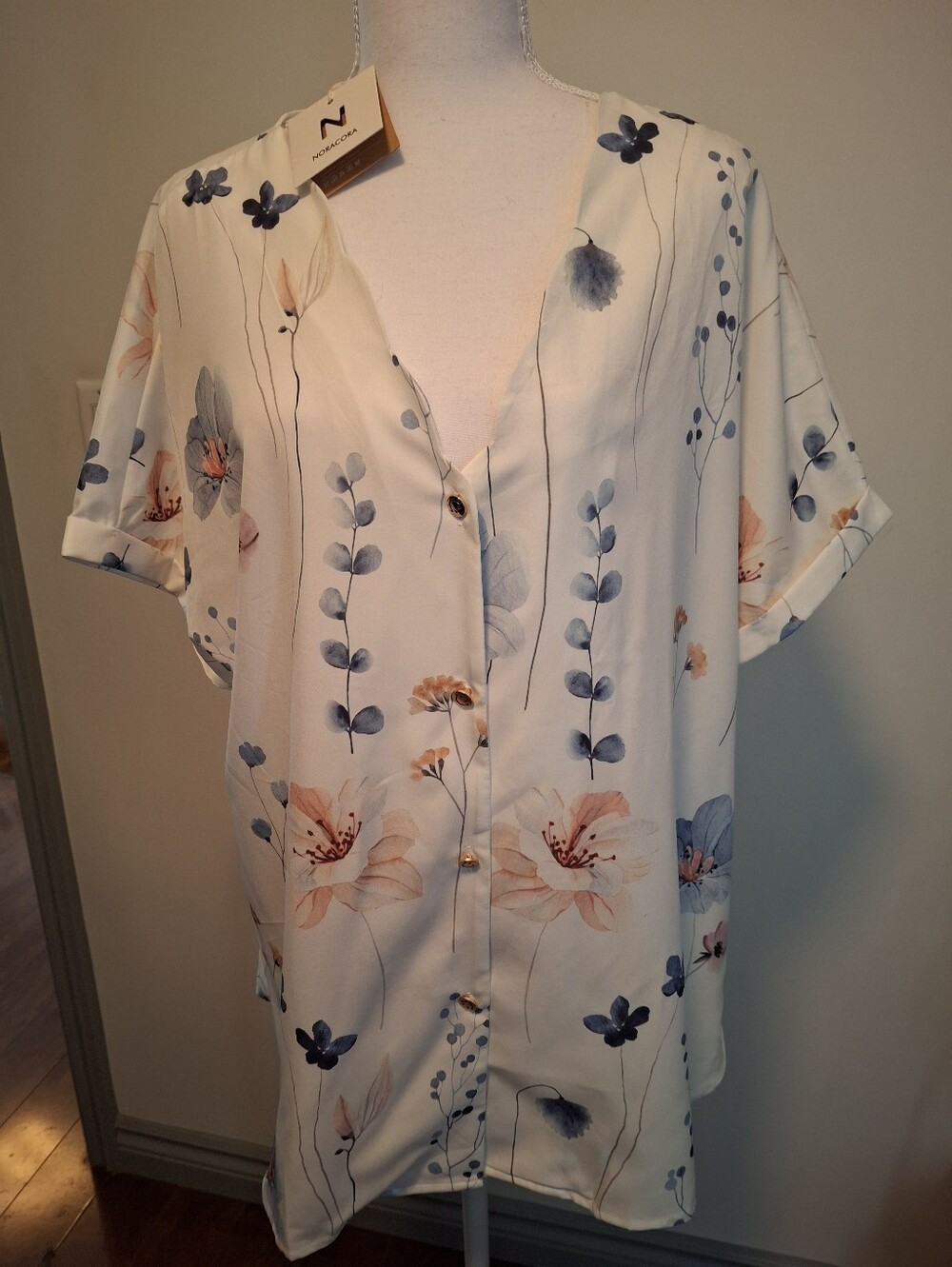 NWT N Collection  Floral Smiley Face Button  Scallop V Neck Blouse. Ladies 2xl.